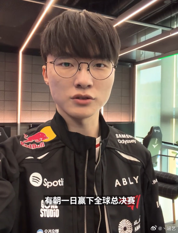 Faker和Uzi祝贺Caps，LOL第四位名人堂成员候选人