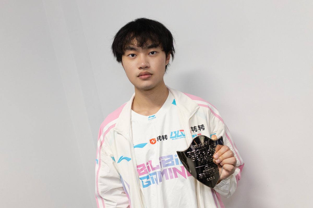 LoL Esports 转发 BilibiliGaming 祝贺 Knight 和教练团队获奖